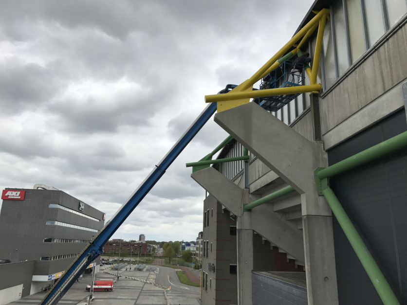 Steunbalken Rat Verlegh Stadion worden geel/zwart